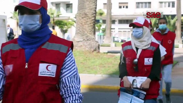 الهلال الأحمر يُوزع الكمامات الواقية بكازا ويُحسس بضرورة الالتزام بقواعد الوقاية من وباء _كورونا_