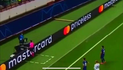 VAR'da pozisyonu izleyen Suarez'e sarı kart!