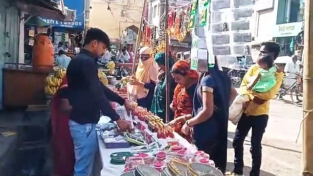 शाजापुर: बाजार मे करवा चौथ के दिन खरीदारी करने पहुंची महिलाएं