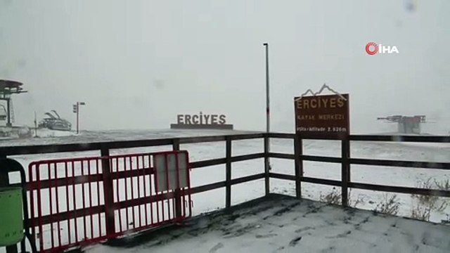 Erciyes Kayak Merkezi'ne lapa lapa kar yağdı