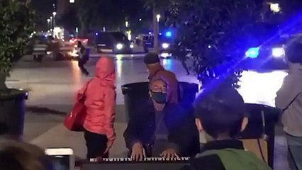 Un pianiste imperturbable pendant des affrontements