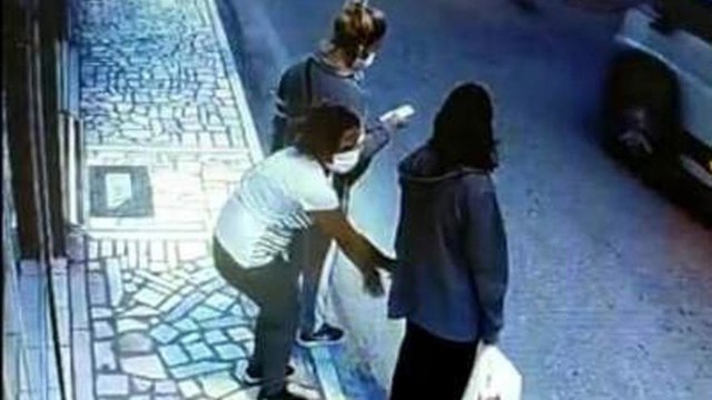 Durakta bekleyen kadının cep telefonunu böyle çaldı