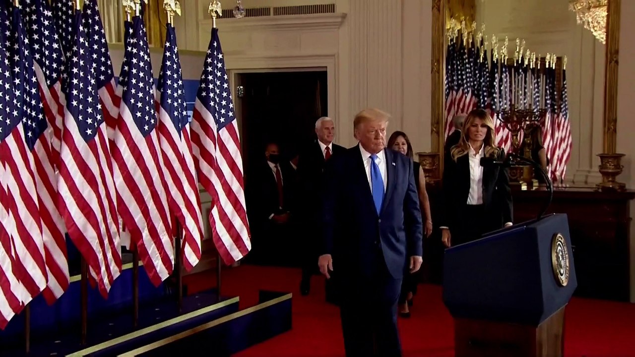 Amerikai elnökválasztás: Trump győzelemről és csalásról beszélt