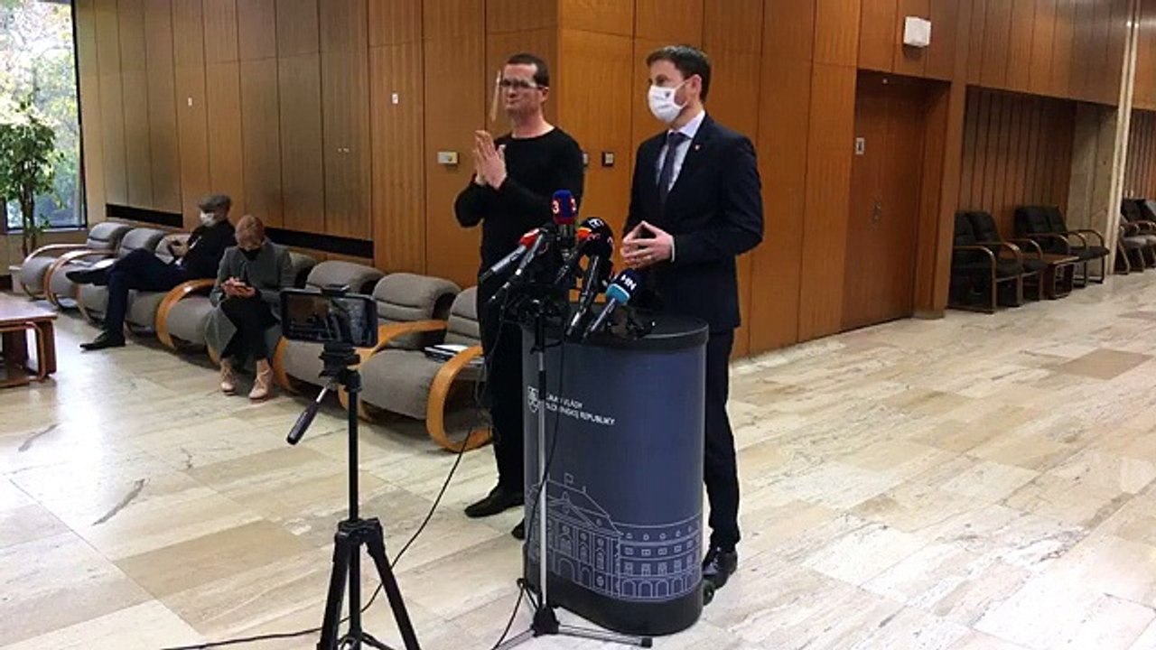 ZÁZNAM: Brífingy ministra financií E. Hegera a vnútra R. Mikulca