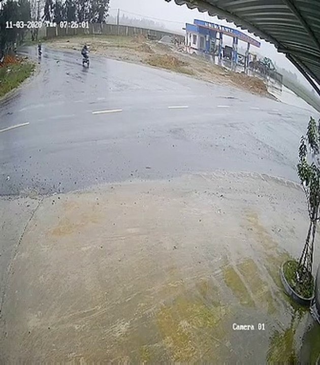 Cận cảnh khoảnh khắc xe container tông loạt phương tiện đang dừng đèn đỏ tại Bình Dương