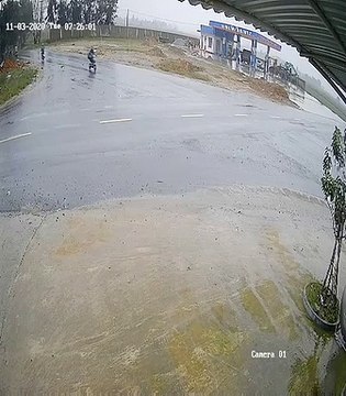 Cận cảnh khoảnh khắc xe container tông loạt phương tiện đang dừng đèn đỏ tại Bình Dương