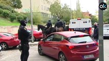 200 policías llevan a cabo el mayor golpe a los narcopisos en Madrid