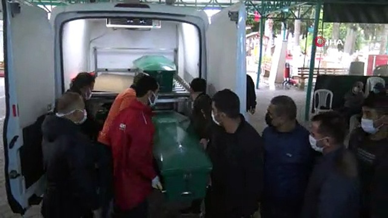 Boşanma aşamasındaki erkek tarafından öldürülen aynı aileden üç kadın yan yana defnedildi