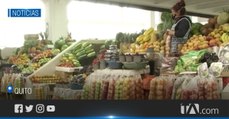 Comerciantes informales se apuestan en los exteriores del mercado de Calderón