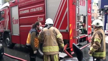 Alevler içinde kalan evden sokaktaki aydınlatma direği sayesinde kurtuldu