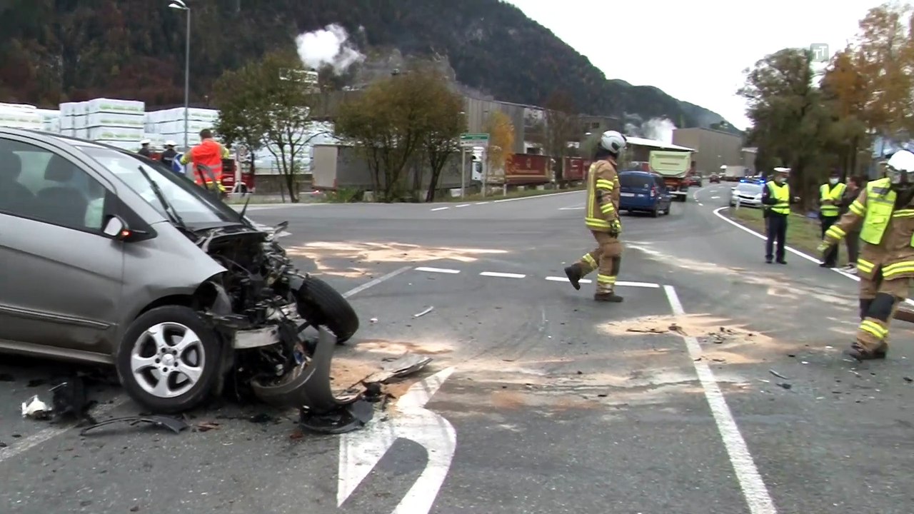Gefährliches Überholmanöver in Kundl führte zu Frontalcrash zweier Autos