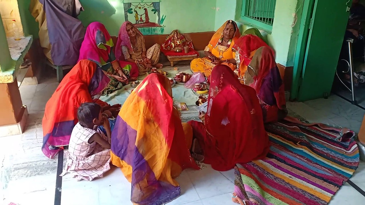 पति की लम्बी उम्र के लिए सुहागिनों ने किया व्रत
