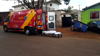 Tải video: Homem sofre queda e fere a cabeça, no Bairro Cascavel Velho