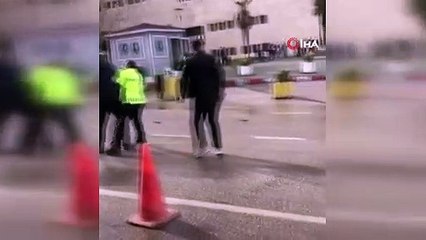 Bursa Adliyesi önündeki bıçaklı kavga kamerada