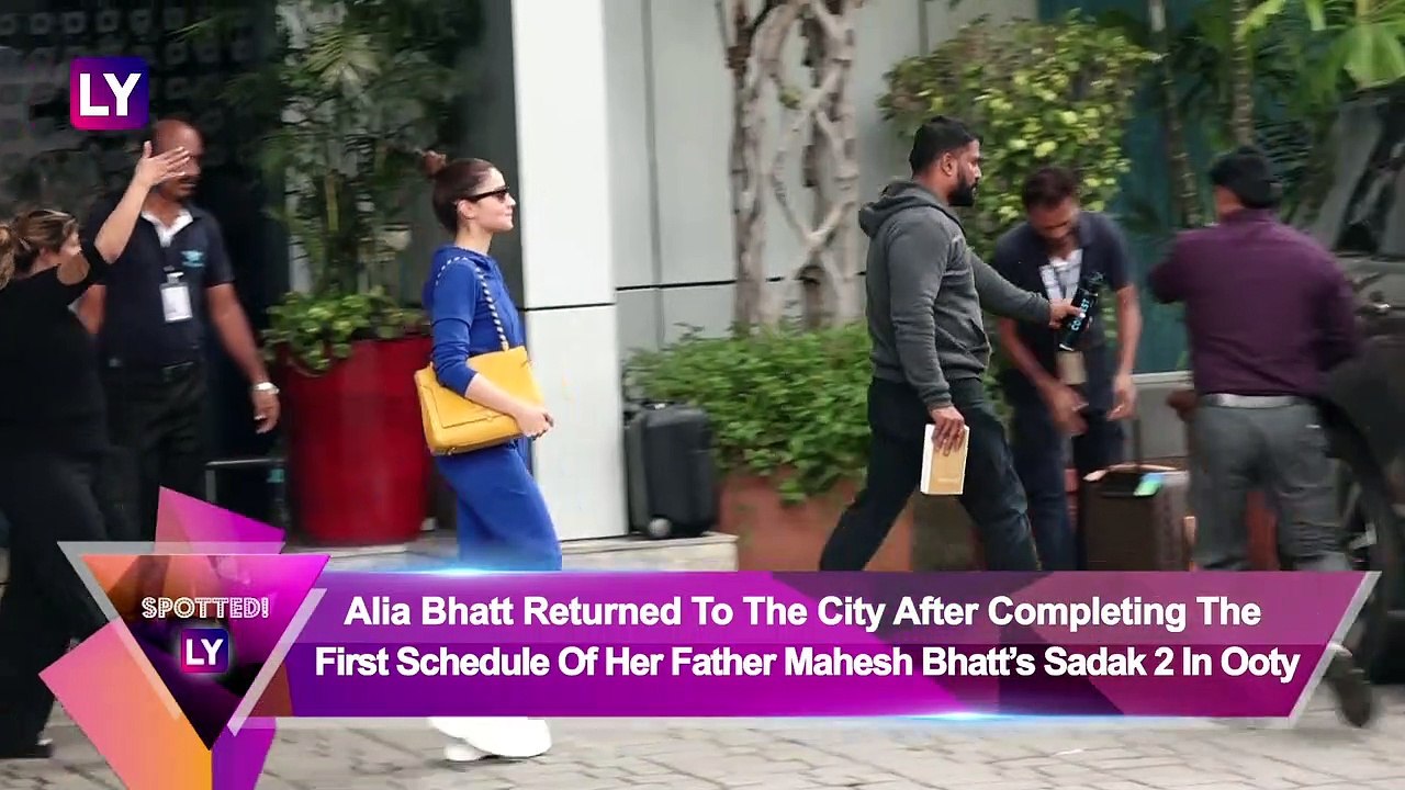 Bollywood Celebs Spotted: Alia Bhatt, Deepika P...