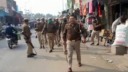 Video herunterladen: कांधला पुलिस ने करवाचौथ पर्व को लेकर बाजारों में निकाला फ्लैग मार्च