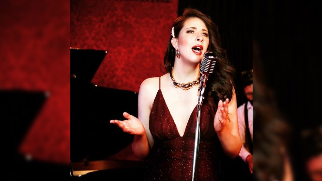 La voz de la música retro viviría una historia de amor de sus canciones con George Clooney