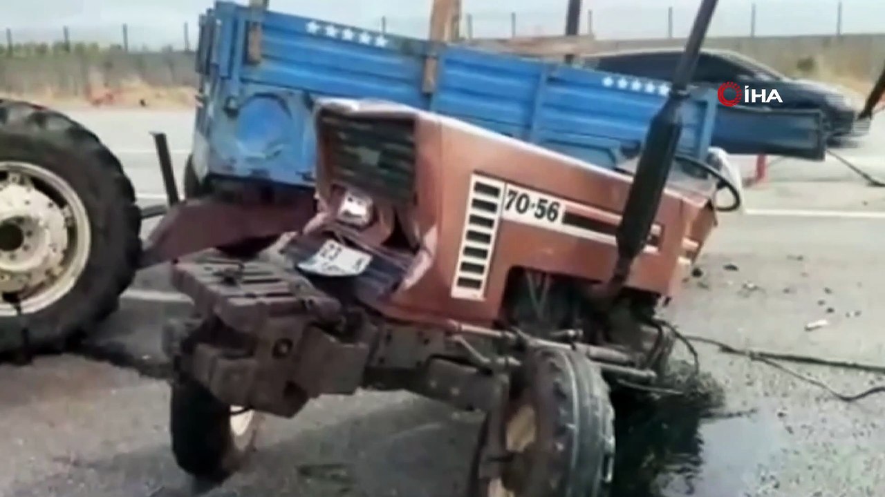 Minibüs ile çarpışan traktör ikiye bölündü: 2 yaralı
