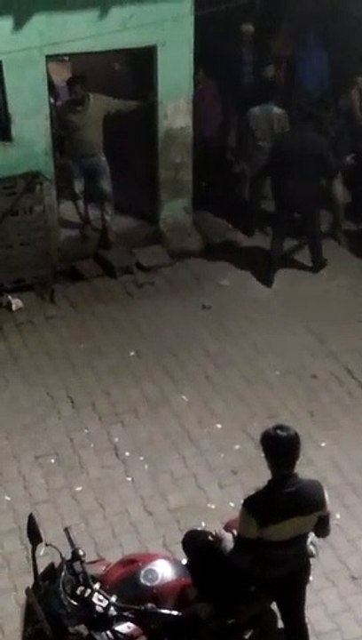 आगरा में पत्रकार के साथ घर में घुसकर मारपीट, आरोपी कैमरे में कैद