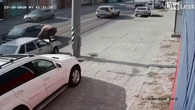 Une drôle de façon de réparer sa voiture