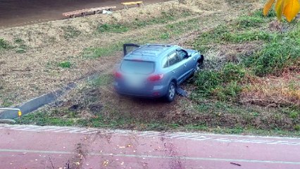 충북 청주에서 SUV가 보행자 추돌 후 하천 변 추락 / YTN