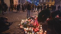 Entre flores y lágrimas, Viena recuerda a las víctimas del atentado
