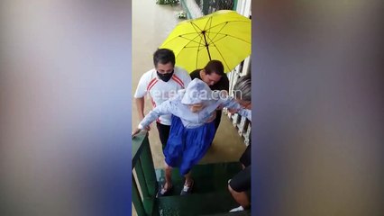 ext-vecinos-ayudan-adulto-mayor-tras-inundaciones-041120