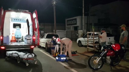 Motociclista é socorrido ao cair com veículo na Rua Xavantes