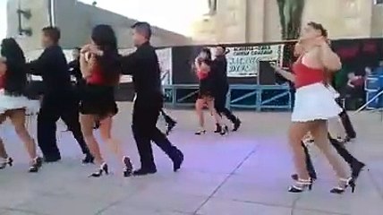 Bailando Cumbia Cruzada