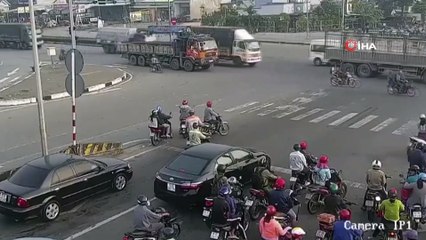 - Tır sürücüsü kırmızı ışıkta duramadı araçları biçti geçti