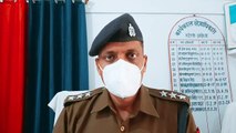 नाई की दुकान पर दाढ़ी बनाने के दौरान थाने के सिपाही आकाश पर कैची मार कर घायल करने का आरोप