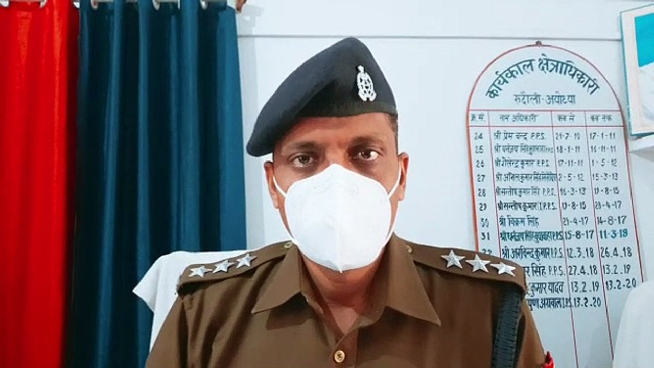 नाई की दुकान पर दाढ़ी बनाने के दौरान थाने के सिपाही आकाश पर कैची मार कर घायल करने का आरोप
