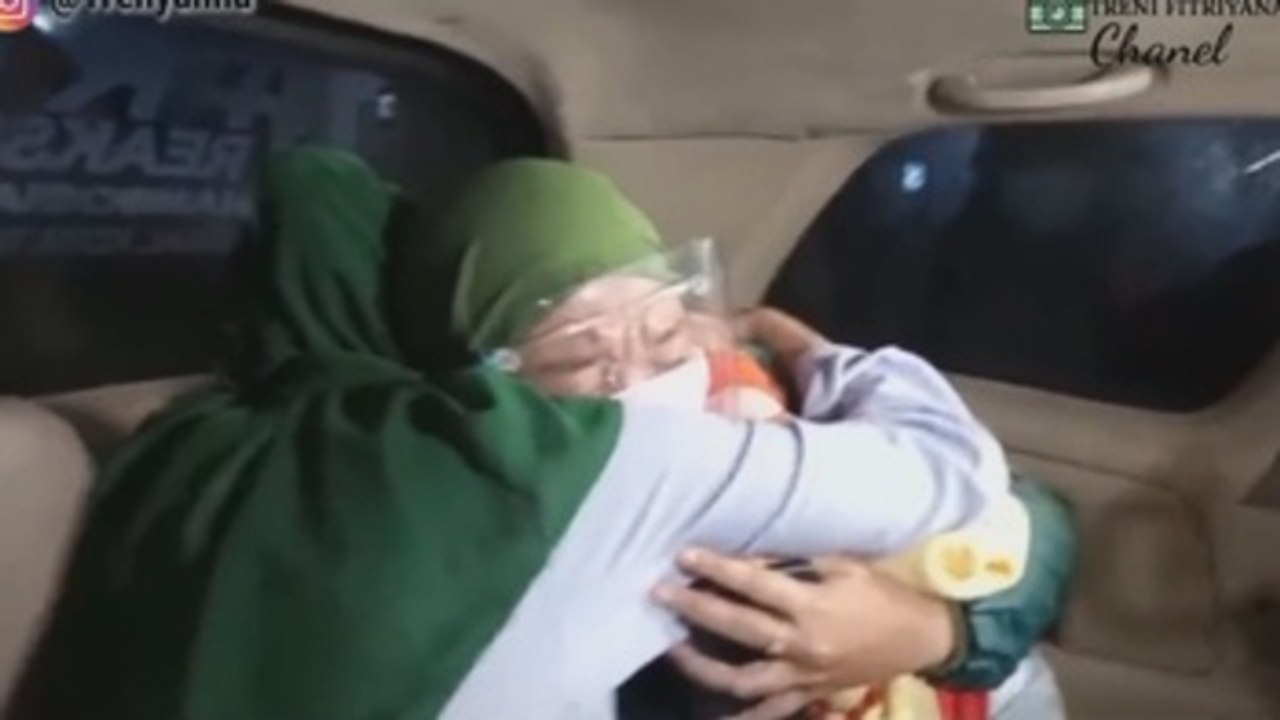 Dos gemelas indonesias se reencuentran tras 24 años gracias a TikTok