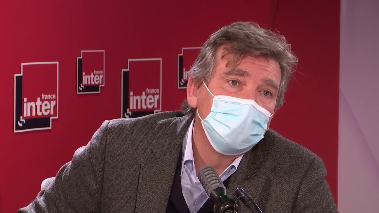 Comparaison entre Emmanuel Macron et Julien Doré : "Pour moi, Emmanuel Macron est un véritable chanteur de variété"(Arnaud Montebourg)