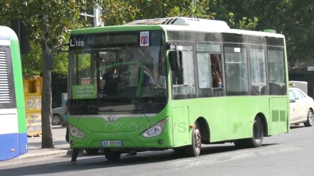 Ora News - Në urbane pa distancë fizike, udhëtarët ankohen për kushtet