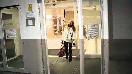 Marta López, visiblemente nerviosa, ingresa sola en el hospital para su doble operación
