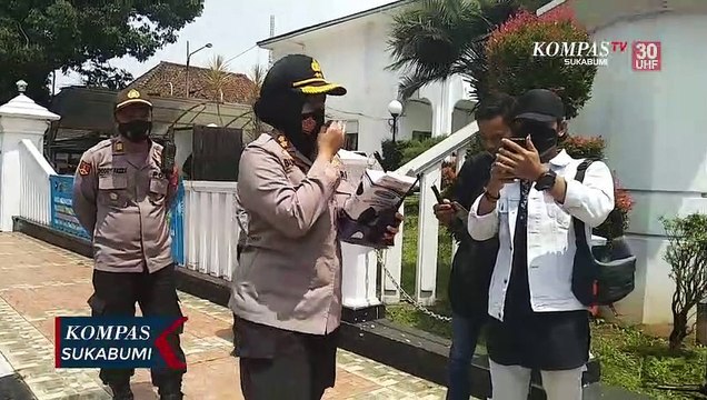 Kepolisian Bagikan Masker Pada Pengunjuk Rasa