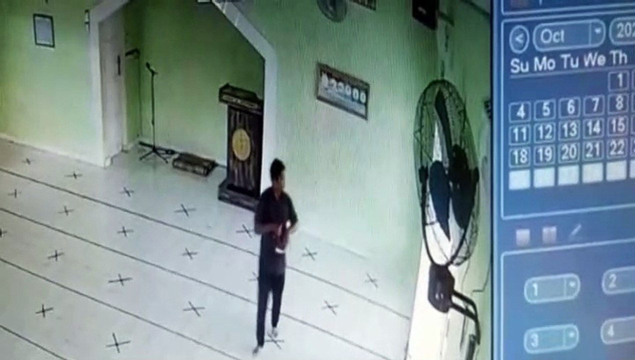 Aksi Pencurian Terekam Kamera Pemantau Masjid