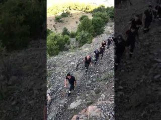 Report TV -Vijojnë vatrat e zjarrit në Gramsh, zjarrëfikëset në terren