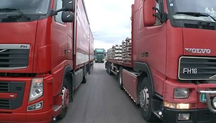 Πέτρες σε αυτοκίνητα στη γέφυρα του Πυρίου