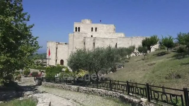 Ora News - Pandemia frenon turistët, bie numri i vizitorëve në kalanë e Krujës