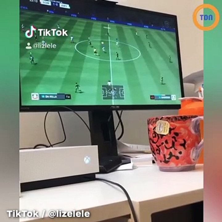 Elle utilise les poils de ses jambes pour se fabriquer ses propres faux cils !