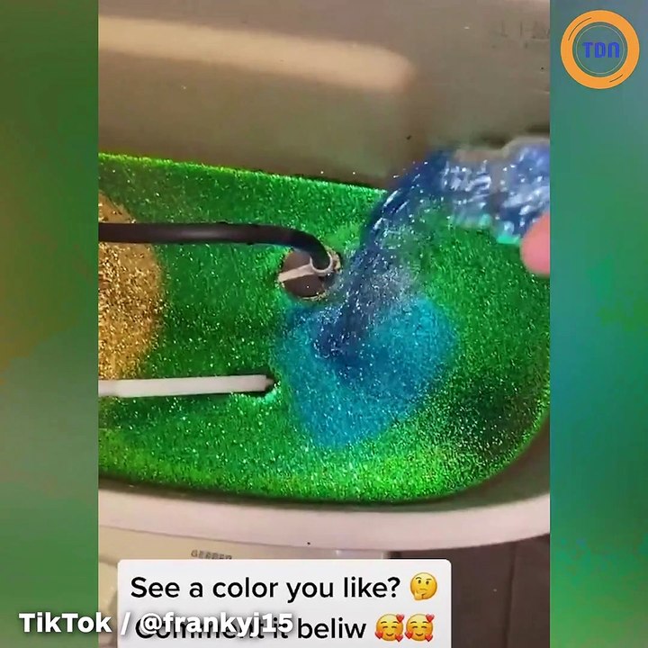 Il met des paillettes dans ses toilettes, la vidéo fait le buzz !