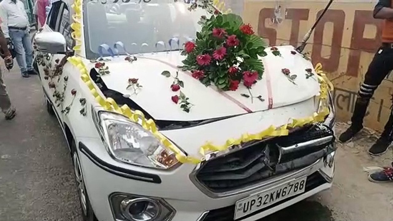 NH-24 हाईवे पर लखनऊ से सीतापुर जा रही गाड़ी को ट्रक ने मारी जोरदार टक्कर, दूल्हा बचा