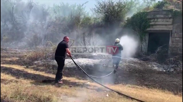 Report TV -Zjarr i madh në Fushëkrujë, rrezikohen varrezat e fshatit dhe banesat përreth