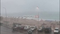 Vlorë/Reshjet e shiut e era e fortë 'marrin me vete' çadra e shezlonge, prishen pushimet plazhistëve