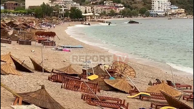 Çadra të shkulura, shezlonge të kthyera përmbys! Si duket bregdeti i Vlorës pas stuhisë