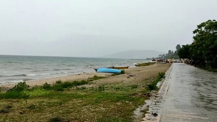 Ora News - Rrebesh dhe furtunë, moti i keq prish pushimet e plazhistëve