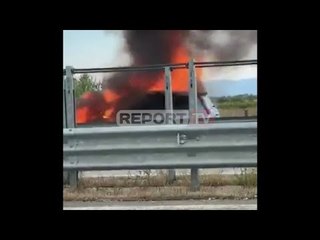 Range Rover përfshihet nga flakët në autostradën Levan- Vlorë, shkak defekt teknik!