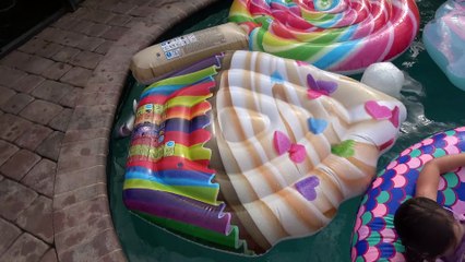 Sophia Isabella e Alice Brincando na Piscina Episódio  (12)
